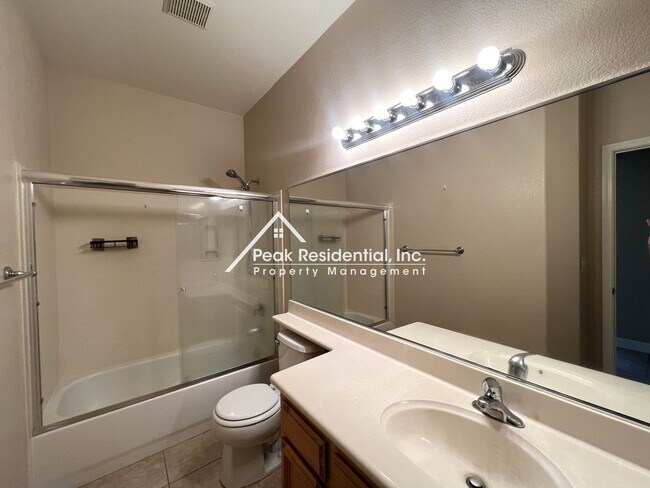 Building Photo - Very Nice 3bd/2ba Elk Grove Home with 2 Car Garage