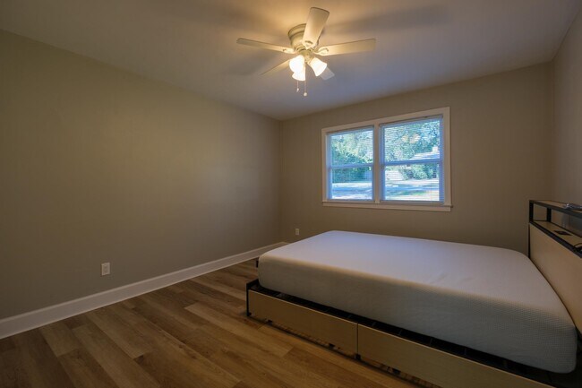 Building Photo - 1501 Sharon Rd