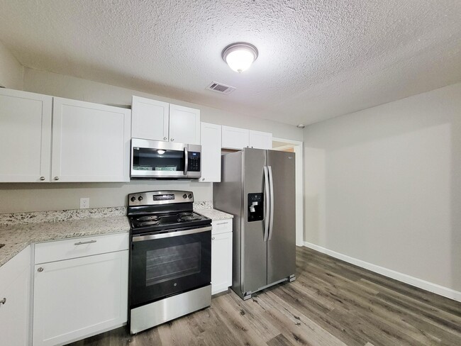 Building Photo - 5606 Willow Glen Dr