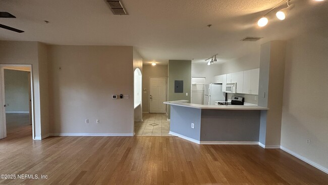 Building Photo - 610 Fairway Dr