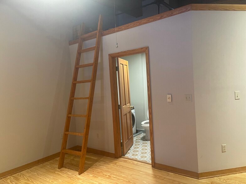 Building Photo - 230 W Tazewell St