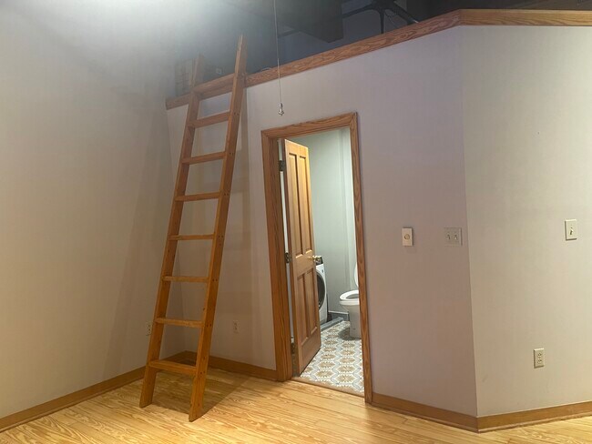 Building Photo - 230 W Tazewell St