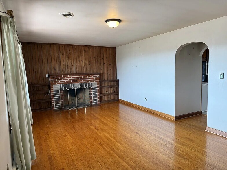 Building Photo - 3900 S Main St