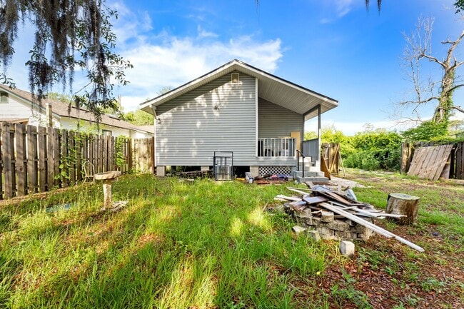 Building Photo - Home Sweet Home with Fire Pit & Modern Tou...