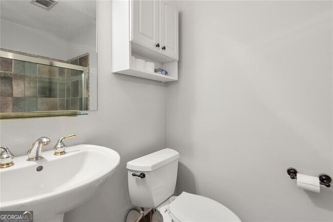 Building Photo - 1110 Pine Heights Dr NE