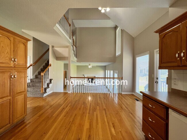 Building Photo - Wonderful Northland Home w/ Hardwood Floors and Plenty of Space!!