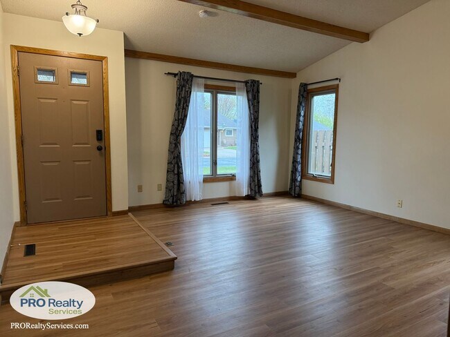 Building Photo - 3 Bedroom Home in Shoreview