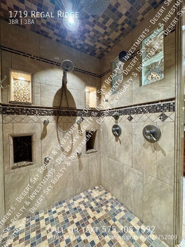 Building Photo - 1719 Regal Ridge St