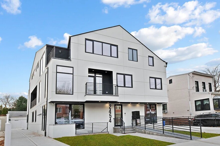 Building Photo - 2454 E 15th St