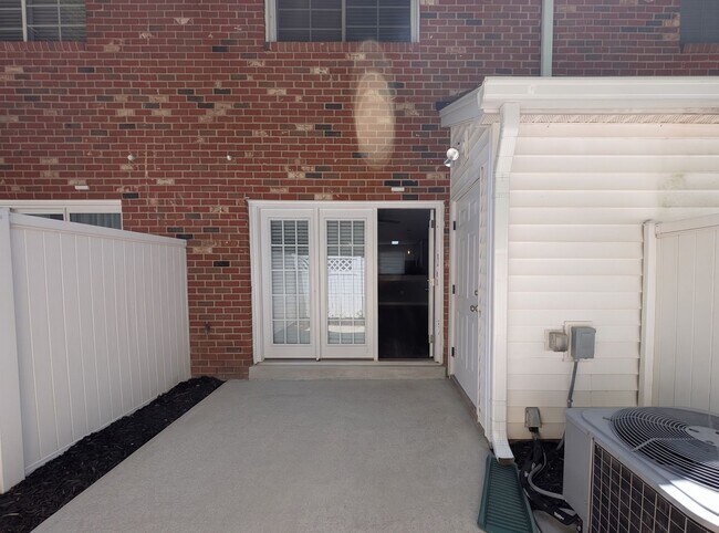 Building Photo - Cozy condo located in the Williamsburg on Commonwealth community minutes from Plaza Midwood!