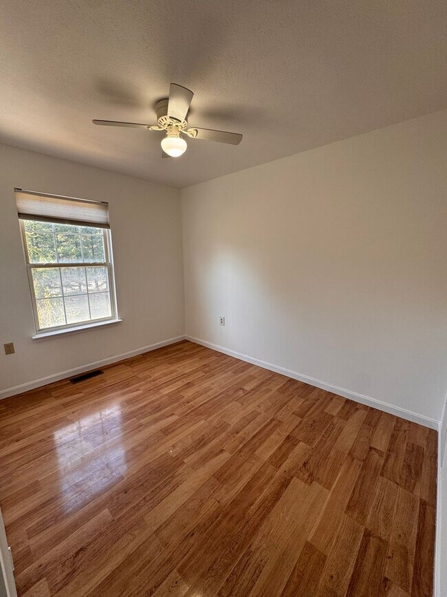 Building Photo - Townhouse for Rent