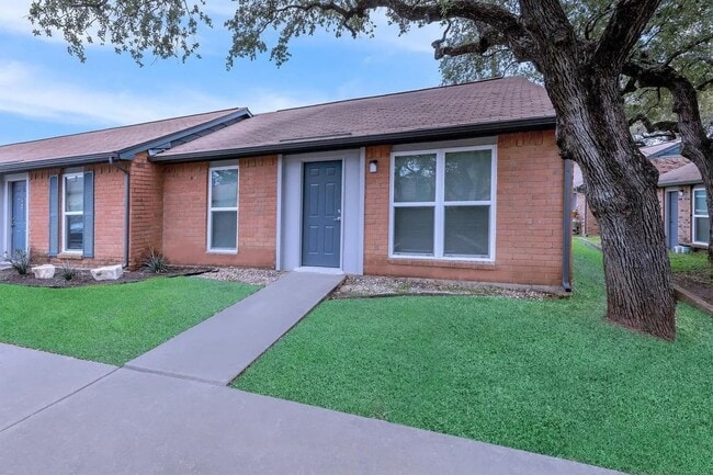 Building Photo - 900 Westwood Dr