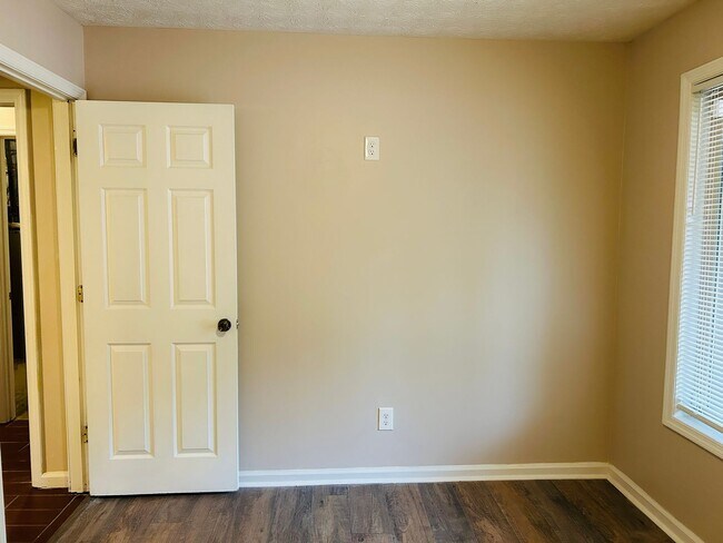 Building Photo - 140 Summerwood Dr