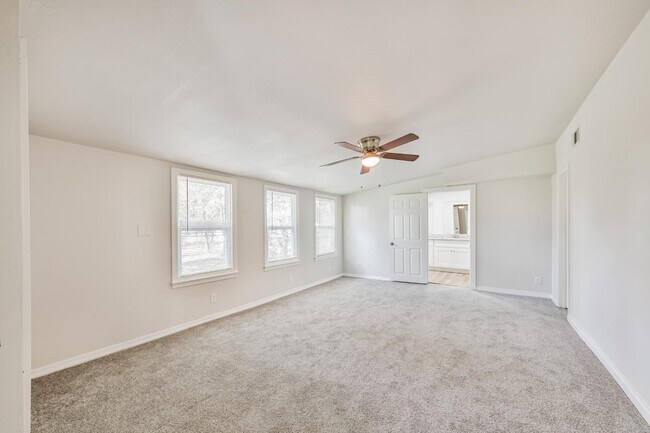 Building Photo - 706 Azalea St