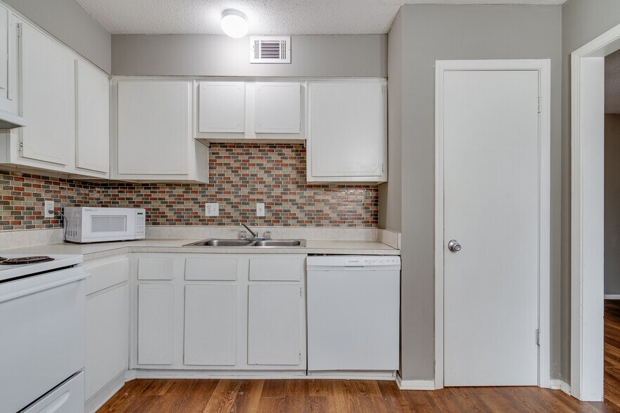 Building Photo - 3646 Spottswood Ave