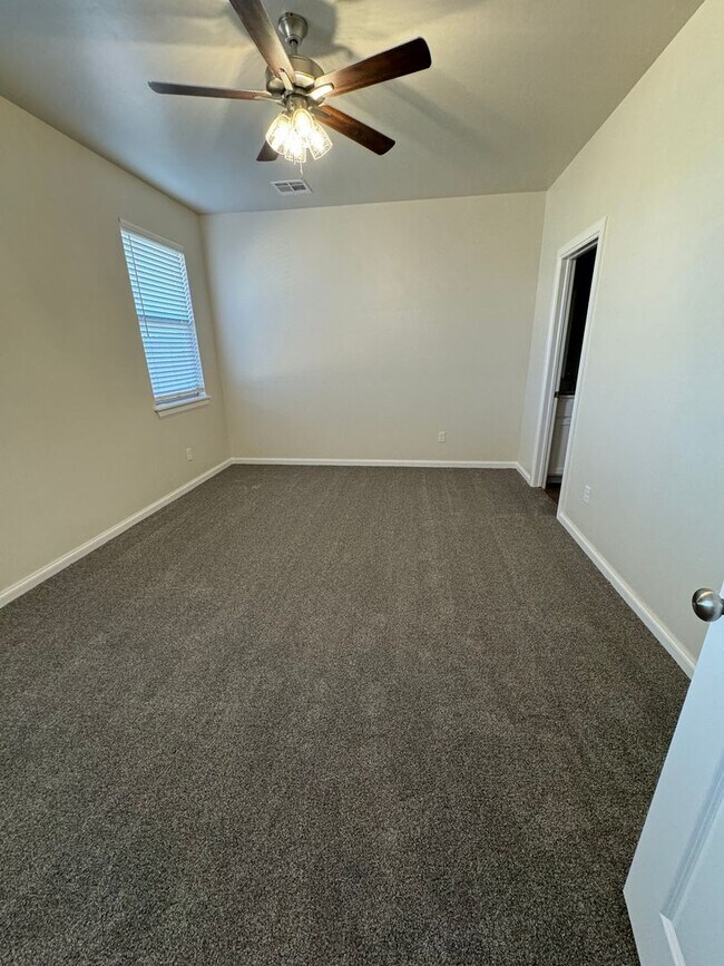 Building Photo - Duplex in Newcastle