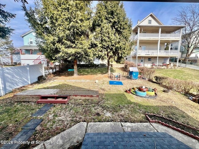 Building Photo - 637 E Elm St
