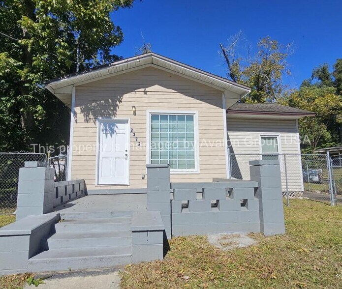 Primary Photo - 2373 Broadway Ave