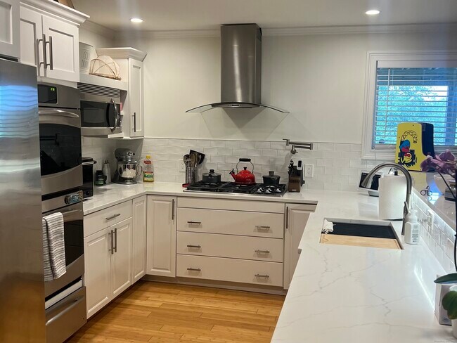 Building Photo - 72 Carson Ave