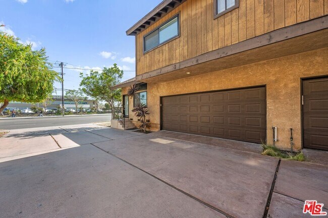 Building Photo - 4069 W Rosecrans Ave