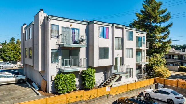 Building Photo - Spacious 1 Bedroom Apartment w/ Parking in...
