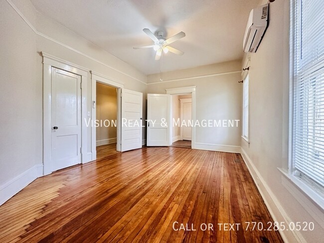 Building Photo - 2BD/1BA TRIPLEX Unit B! Move in Ready