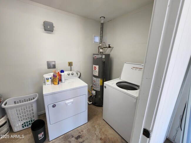 Building Photo - 630 E Julie Dr