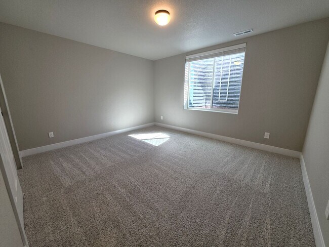 Building Photo - Spacious 5 Bed, 3 Bath Home in Desirable M...