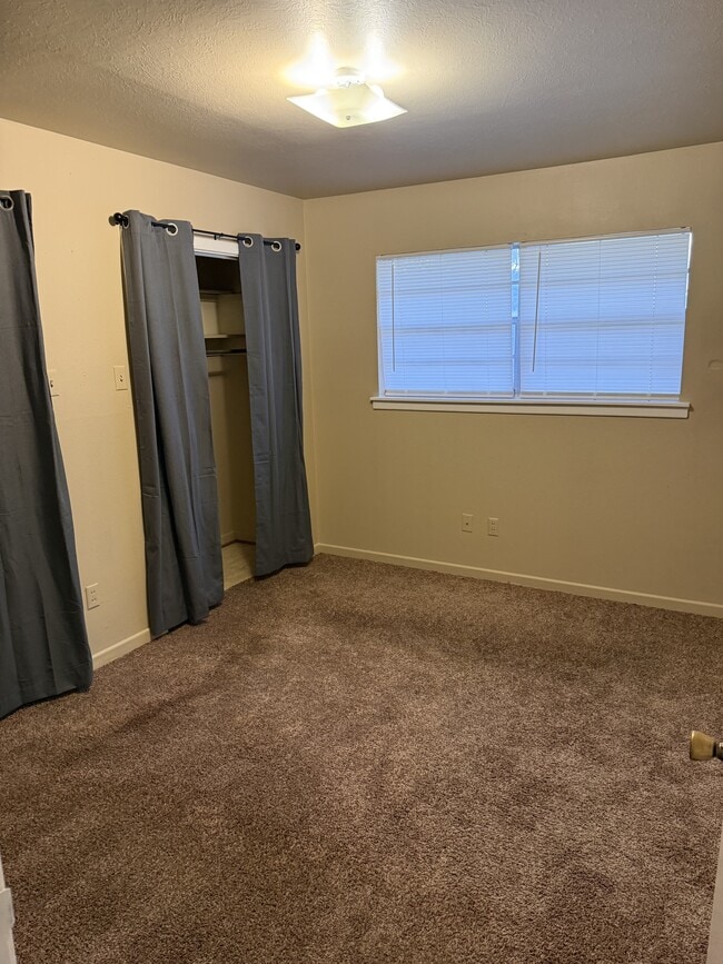 Building Photo - 910 W Lennon Dr