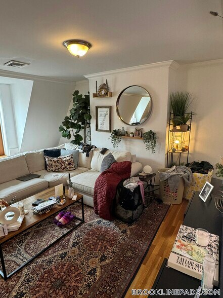 Building Photo - 1798 Beacon St