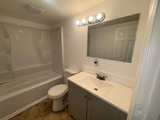 Building Photo - 1137 S Christiana Ave