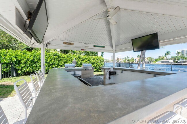 Building Photo - 6421 Bay Club Dr