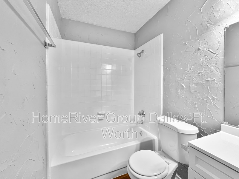 Building Photo - 421 Surrey Pl