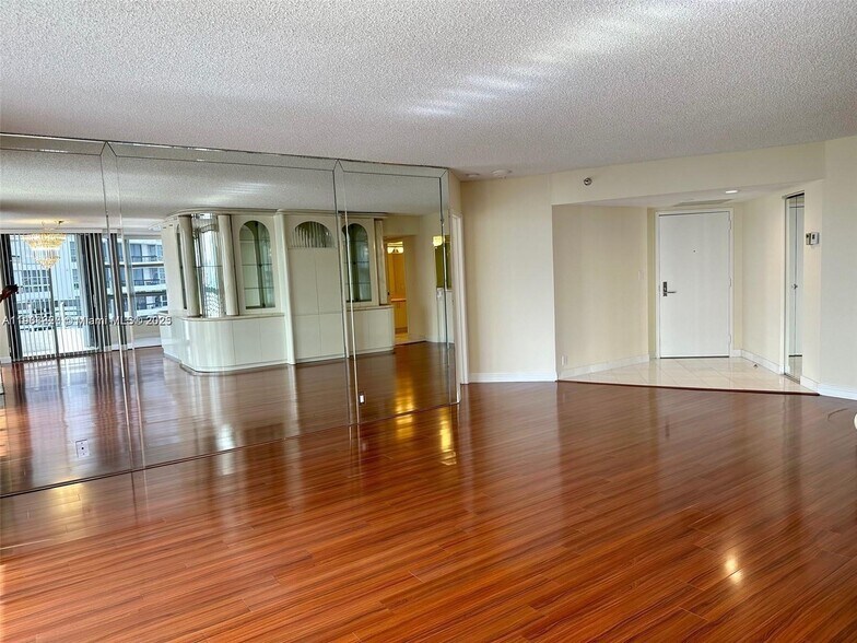 Building Photo - 19101 NE 36th Ct