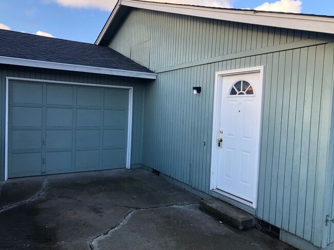 Building Photo - 2 bedroom 1 bath duplex in Cottage Grove!