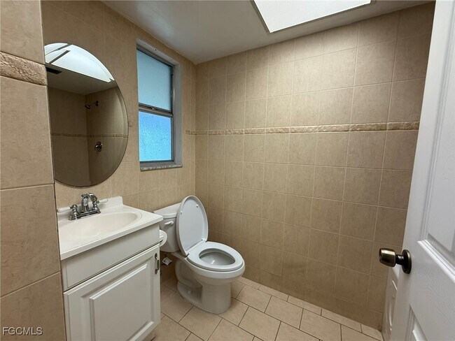 Building Photo - 4344 SW 7th Ave