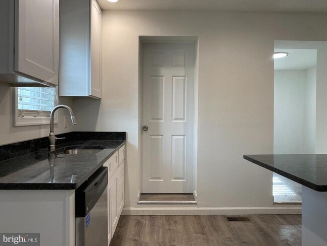 Building Photo - 920 Young St