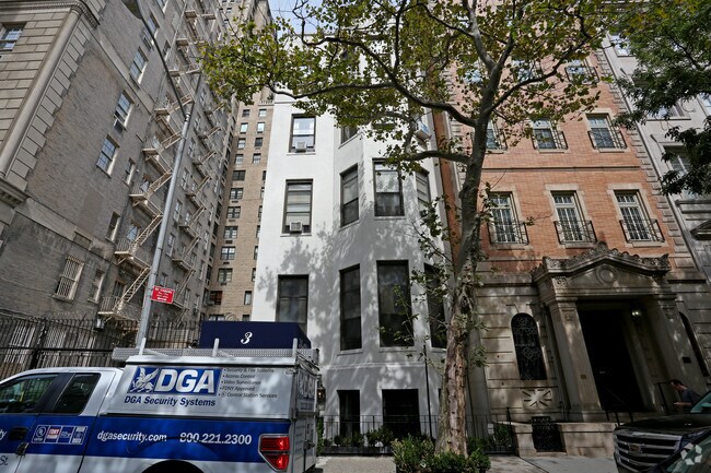 Building Photo - 3 E 63rd St