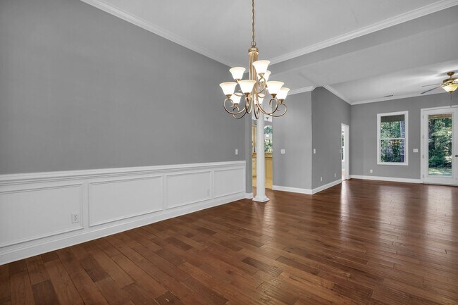 Building Photo - AVAILABLE LATE JULY 2025 (PET FRIENDLY)
