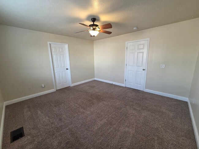 Building Photo - All new paint - super clean and move in ready.