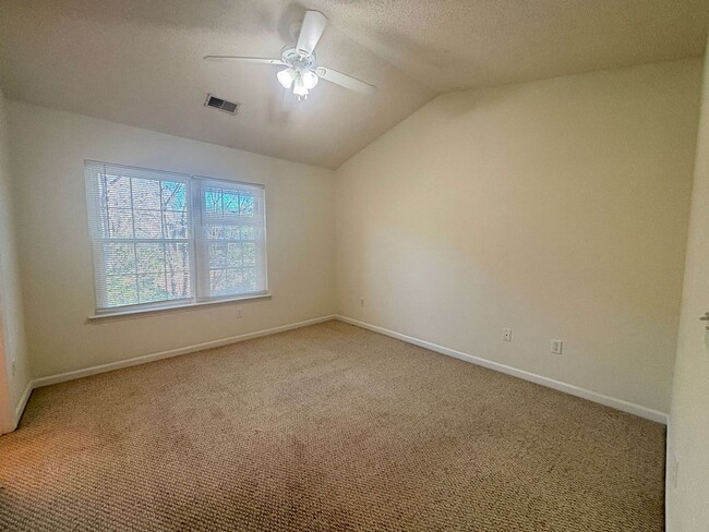 Building Photo - Available now. Great 2 BR/2.5 BA Townhome in Oak Bluff!