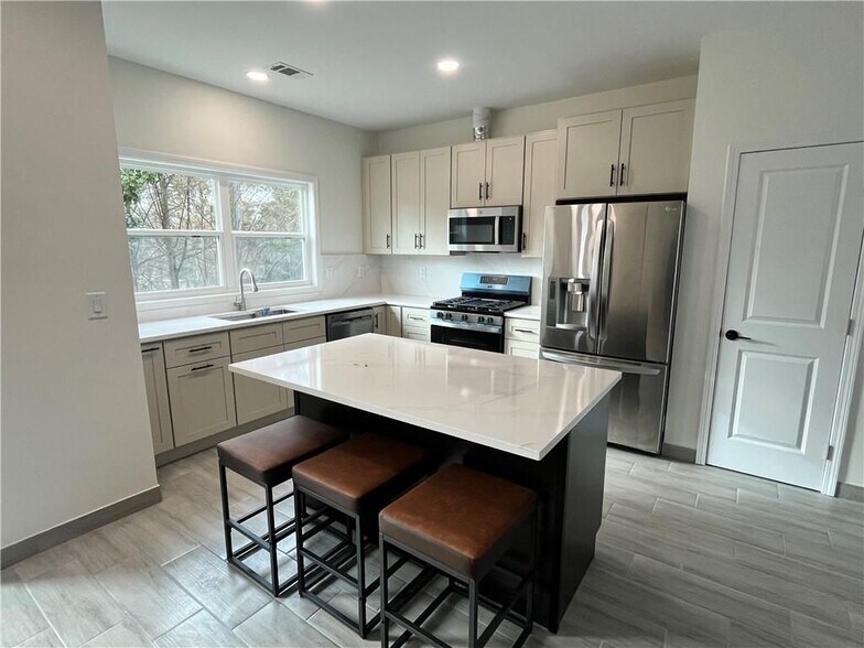 Building Photo - 4500 Kings Lake Dr