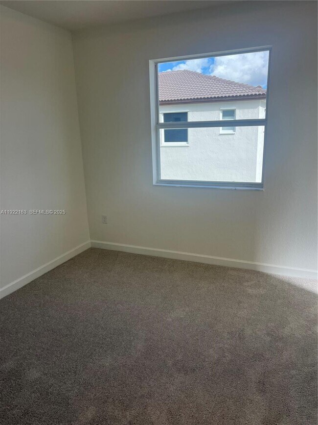 Building Photo - 2633 SE 27th Dr