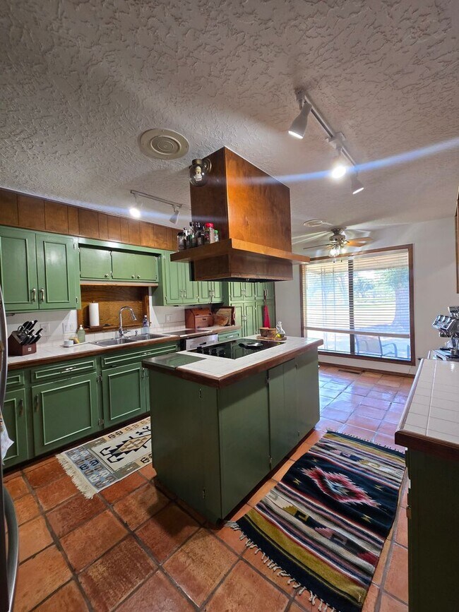 Building Photo - 1257 Colonial Pkwy