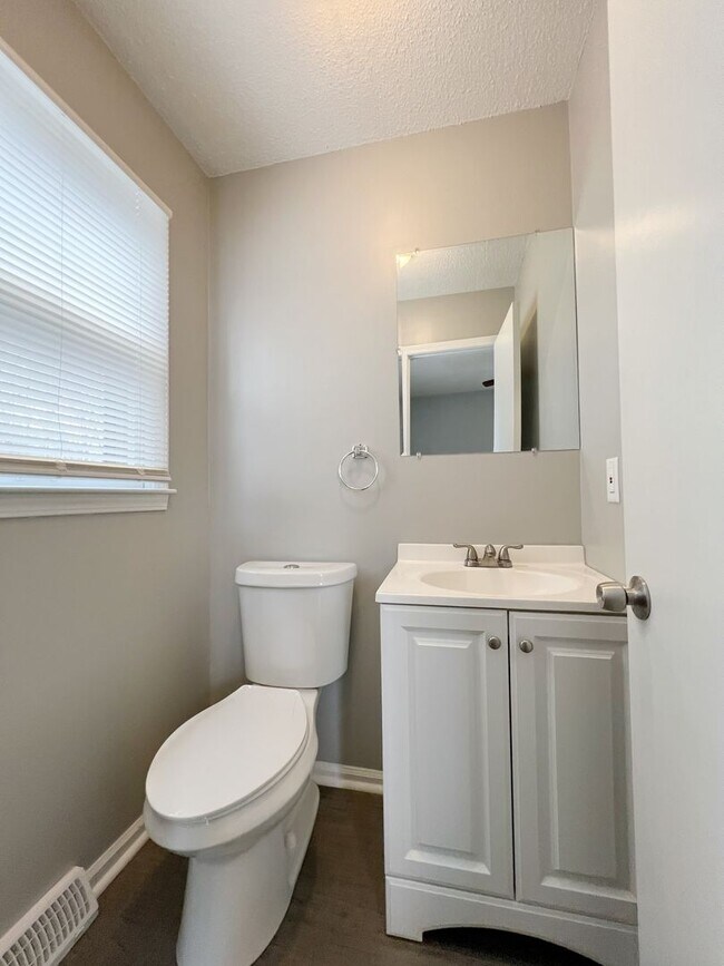 Building Photo - AVAILABLE SOON: Charming 3-Bedroom Home in Grandview!