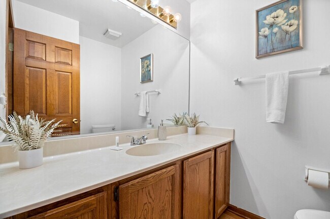 Building Photo - 121 S Windham Ln