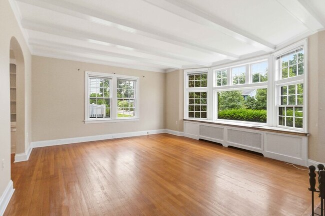 Building Photo - 10 N Elk Ave
