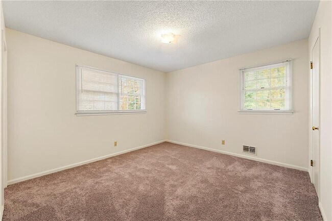 Building Photo - 552 Duke Dr