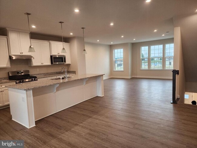 Building Photo - 321 E Cochran St