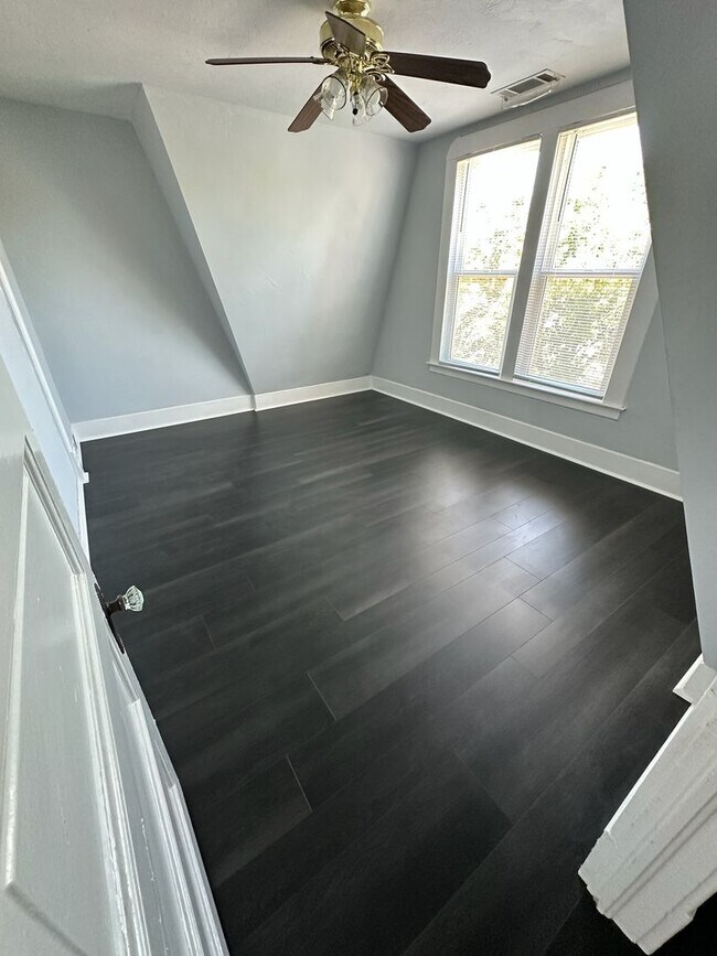 Building Photo - Charming home for rent in Hanford